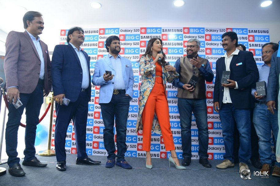 Pooja-Hegde-Launches-Samsung-S20-at-BigC-Mobiles